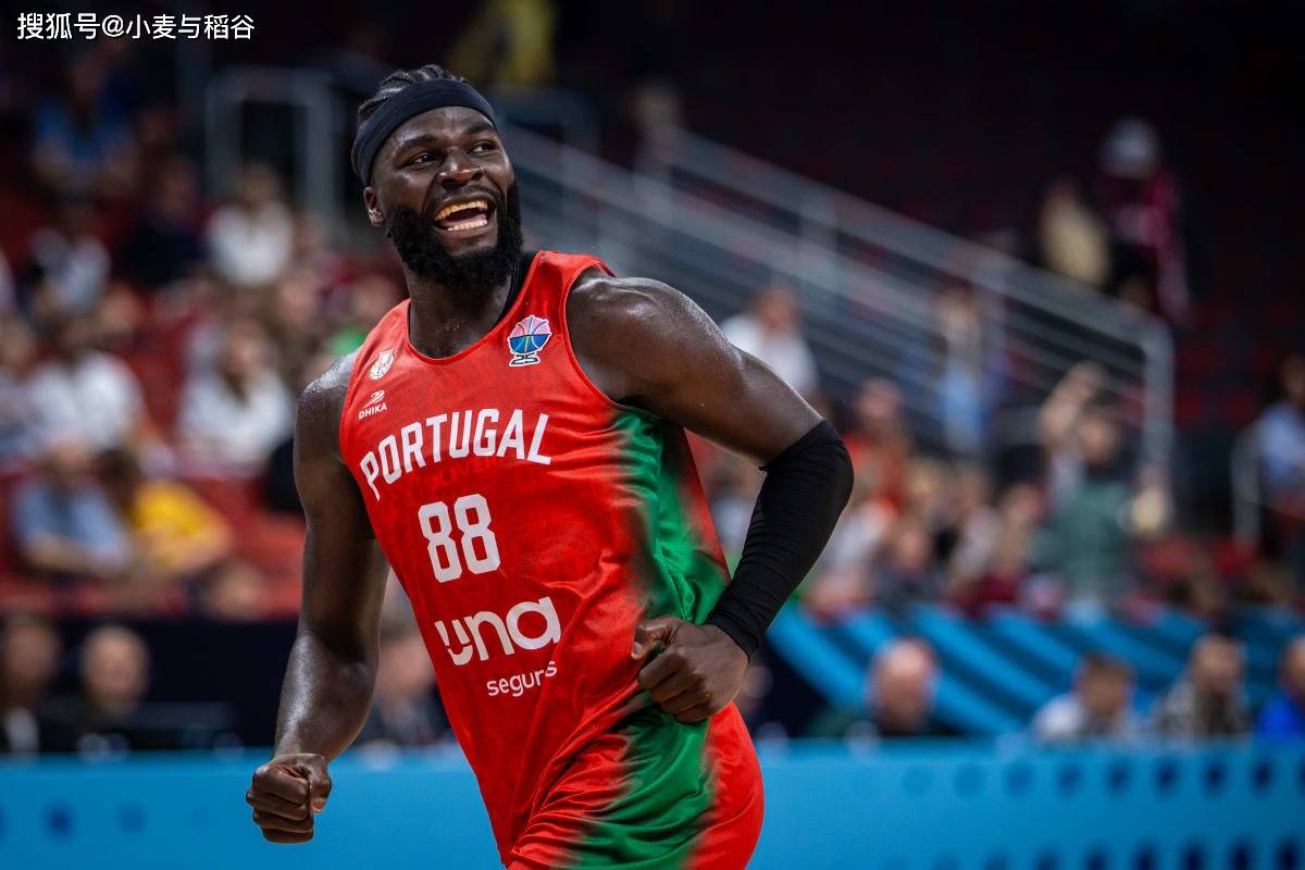 爱游戏-关东黑豹队对阵三湘鲸鲨队，F1巡回赛险胜，内线统治篮板——防守强度拉满的简单介绍