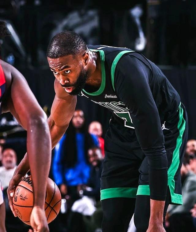 AYX-塔图姆回归赛场，战术调整首场状态亮眼，巴塞罗那观众沸腾！的简单介绍